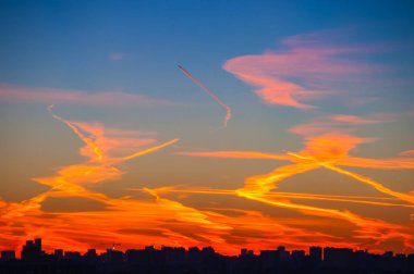 Arka plan ve şehir ışık gece yarısı akşam saat uçak yollar ile turuncu bulutlar gökyüzü