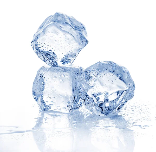 Три Танення Кубиків Льоду Білому Тлі — стокове фото