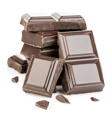 Beyaz arkaplanda izole edilmiş çikolata çubukları.