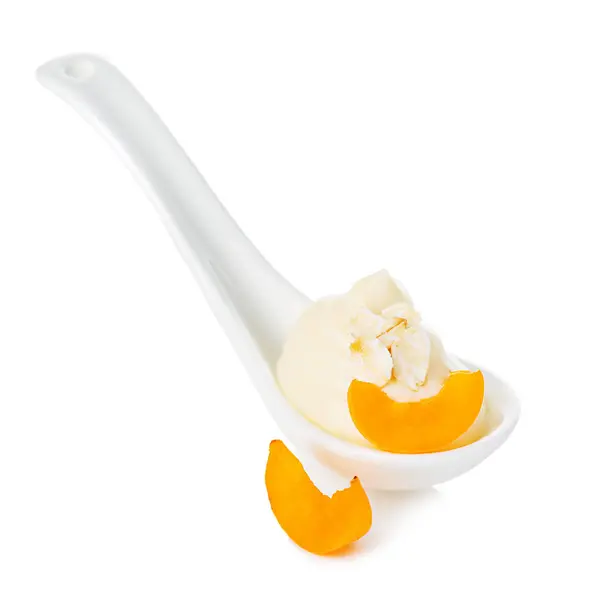 Porcelánová Lžíce Broskvového Jogurtu Izolovaná Bílém — Stock fotografie