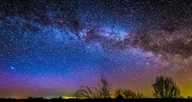 Parlak yıldızlı gece gökyüzü