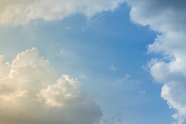 Mavi Gökyüzü ve Bulutlar 