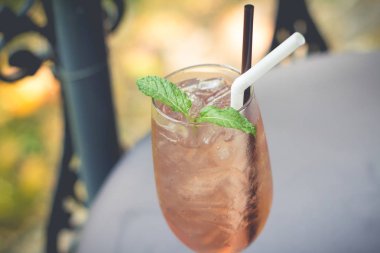 Bir bardak buzlu limonata. Öğleden sonra Juice soda. Lezzetli co