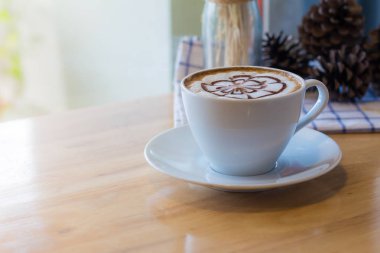 köpük süt sanat ile sıcak kahve. Siyah bir fincan kahve. Sıcak kahve i