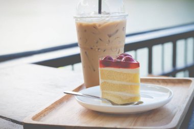 Vişne şurubu ile sünger kek. Vişneli kek barış i ile hizmet