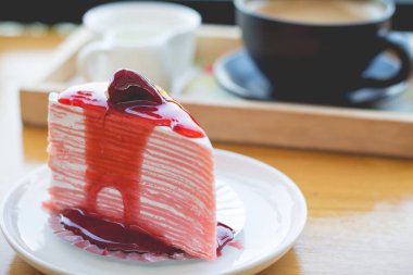 çilekli boktan kek. çilek sau ile çilek crape kek