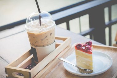 Vişne şurubu ile sünger kek. Vişneli kek barış i ile hizmet