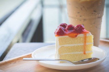 Vişne şurubu ile sünger kek. Vişneli kek barış i ile hizmet