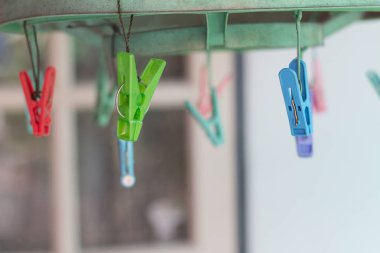 Giysi mandal veya clothespins bir kordon asmak. Plastik giysi mandal