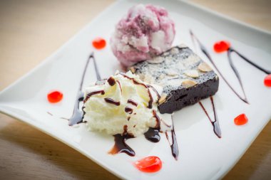 Çikolatalı kek. Kekli yaban mersinli dondurma. Ev yapımı 