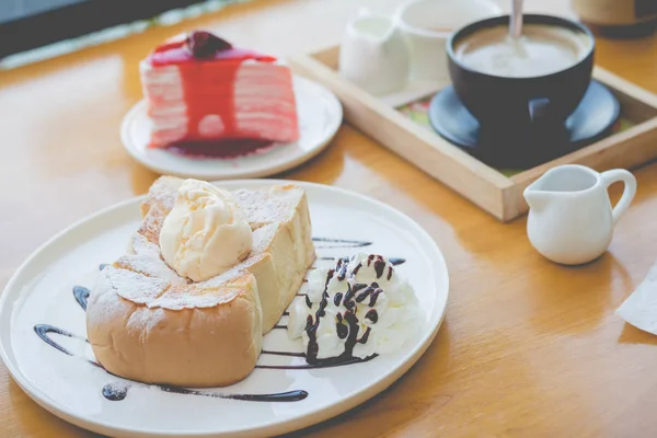 Torrada de mel. Torrada de mel com bolo de morango e café quente. Ho — Fotografia de Stock