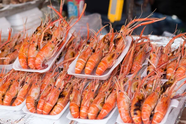 Gamberetti grigliati. gamberetti grigliati in scatola di schiuma. Grande fiume alla griglia pr — Foto Stock