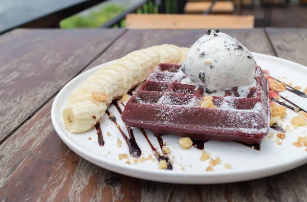 Gofry czekoladowe z lodami waniliowymi, banan, bita śmietana — Zdjęcie stockowe