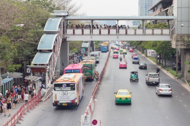 Bangkok Tayland - 07 Mayıs 2016: Chatuchak Road'da trafik sıkışıklığı