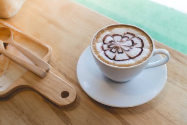 köpük süt sanat ile sıcak kahve. Siyah bir fincan kahve. Sıcak kahve i