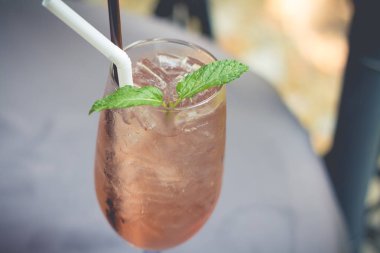 Bir bardak buzlu limonata. Öğleden sonra Juice soda. Lezzetli co