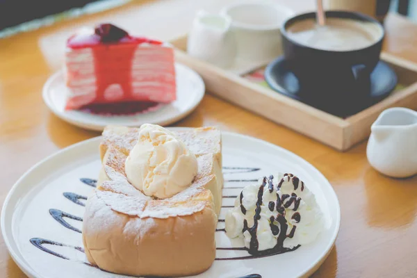 Tostadas de miel. Tostadas de miel con pastel de fresa y café caliente. ¡Ho! — Foto de Stock