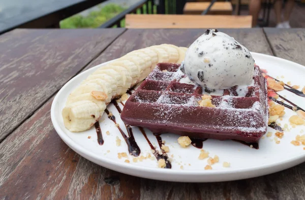 Gofres de chocolate con helado de vainilla, plátano, crema batida — Foto de Stock