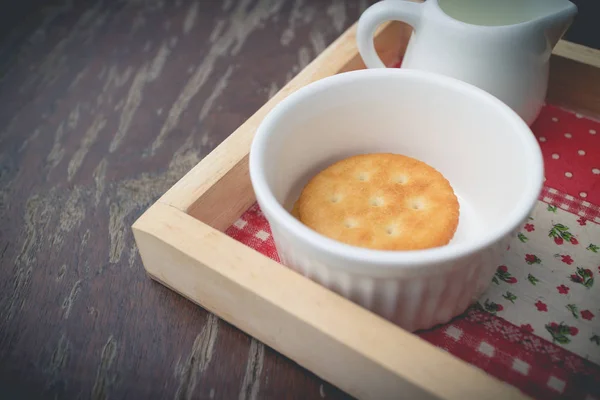 Butterkeks oder Butterkeks, serviert mit heißem Kaffee. (selektiv — Stockfoto