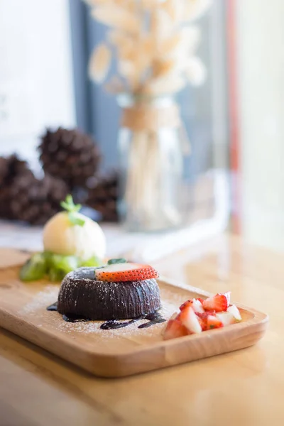 Gâteau de lave au chocolat avec crème glacée vamille et fraise. Choco — Photo