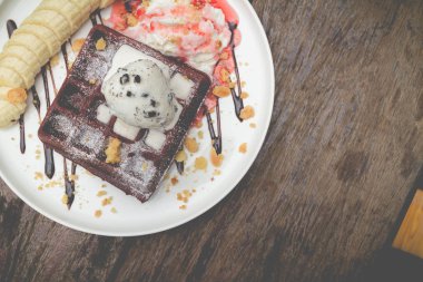 vanilyalı dondurma, muz, krem şanti ile çikolata waffle 