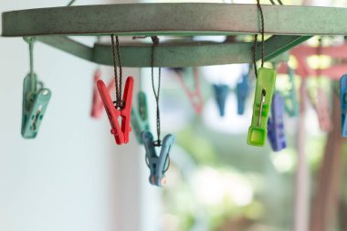 Giysi mandal veya clothespins bir kordon asmak. Plastik giysi mandal