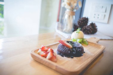 vamilla dondurma ve çilek ile çikolatalav kek. Choco