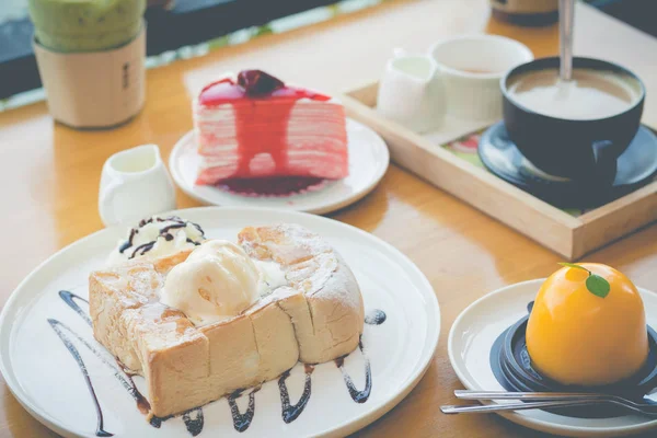 꿀 토스트. 딸기 케이크와 뜨거운 커피꿀 토스트. 호 — 스톡 사진