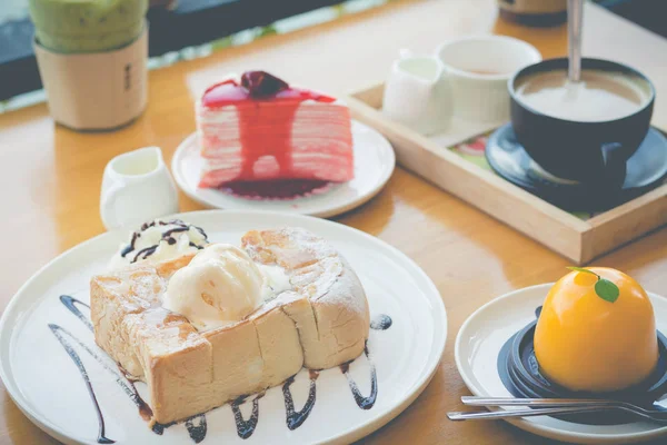 Torrada de mel. Torrada de mel com bolo de morango e café quente. Ho — Fotografia de Stock