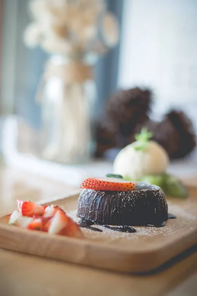 Pastel de lava de chocolate con helado de vamilla y fresa. choco — Foto de Stock