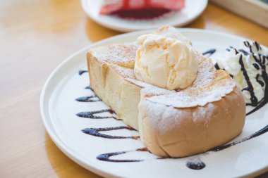 Ballı tost. Vanilyalı dondurma ile bal tost, krem şanti bir