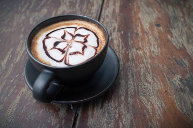 köpük süt sanat ile sıcak kahve. Siyah bir fincan kahve. Sıcak kahve i