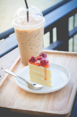 Vişne şurubu ile sünger kek. Vişneli kek barış i ile hizmet