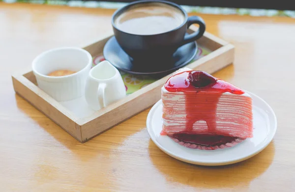 Pastel de fresa y café caliente. pastel de cangrejo de fresa con — Foto de Stock