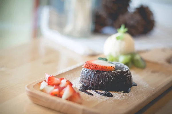 Pastel de lava de chocolate con helado de vamilla y fresa. choco — Foto de Stock