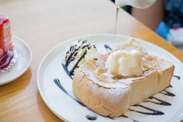 Un toast au miel. Toast au miel à la crème glacée vanille, crème fouettée a — Photo