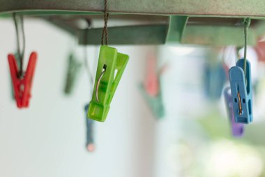 Giysi mandal veya clothespins bir kordon asmak. Plastik giysi mandal
