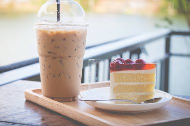 Vişne şurubu ile sünger kek. Vişneli kek barış i ile hizmet