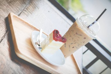 Vişne şurubu ile sünger kek. Vişneli kek barış i ile hizmet