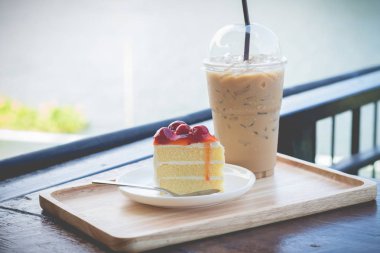 Vişne şurubu ile sünger kek. Vişneli kek barış i ile hizmet