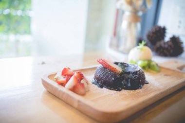 vamilla dondurma ve çilek ile çikolatalav kek. Choco