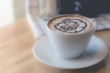 köpük süt sanat ile sıcak kahve. Siyah bir fincan kahve. Sıcak kahve i