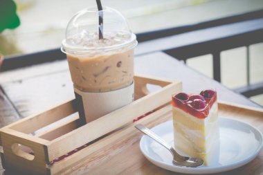 Vişne şurubu ile sünger kek. Vişneli kek barış i ile hizmet