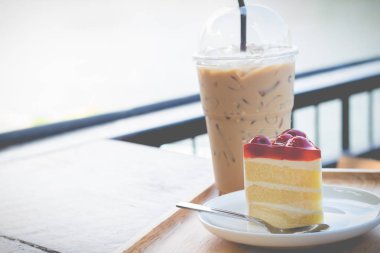 Vişne şurubu ile sünger kek. Vişneli kek barış i ile hizmet