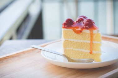 Vişne şurubu ile sünger kek. Af servis edilen vişneli kekin huzuru