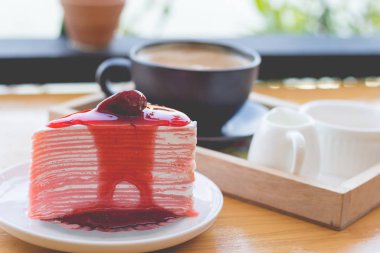 çilekli boktan kek ve sıcak kahve. çilek crape kek ile