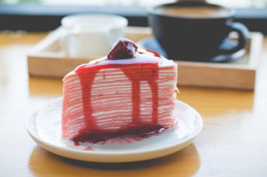 çilekli boktan kek ve sıcak kahve. çilek crape kek ile