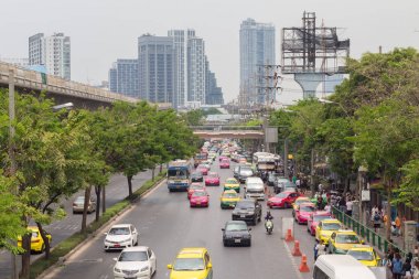 Bangkok Tayland - 07 Mayıs 2016: Chatuchak Road'da trafik sıkışıklığı