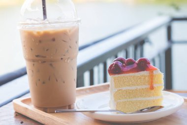 Vişne şurubu ile sünger kek. Vişneli kek barış i ile hizmet