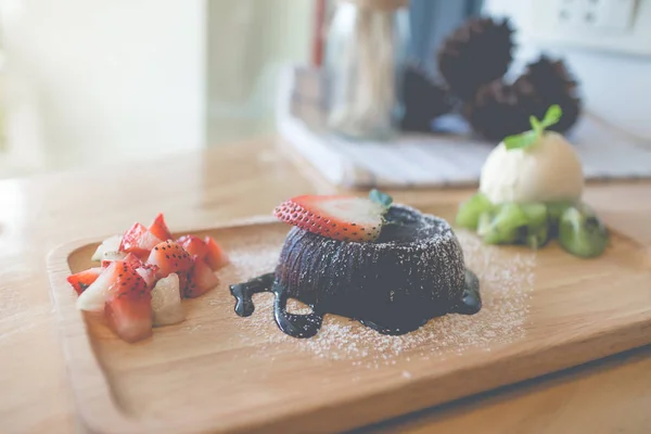 Gâteau de lave au chocolat avec crème glacée vamille et fraise. Choco — Photo